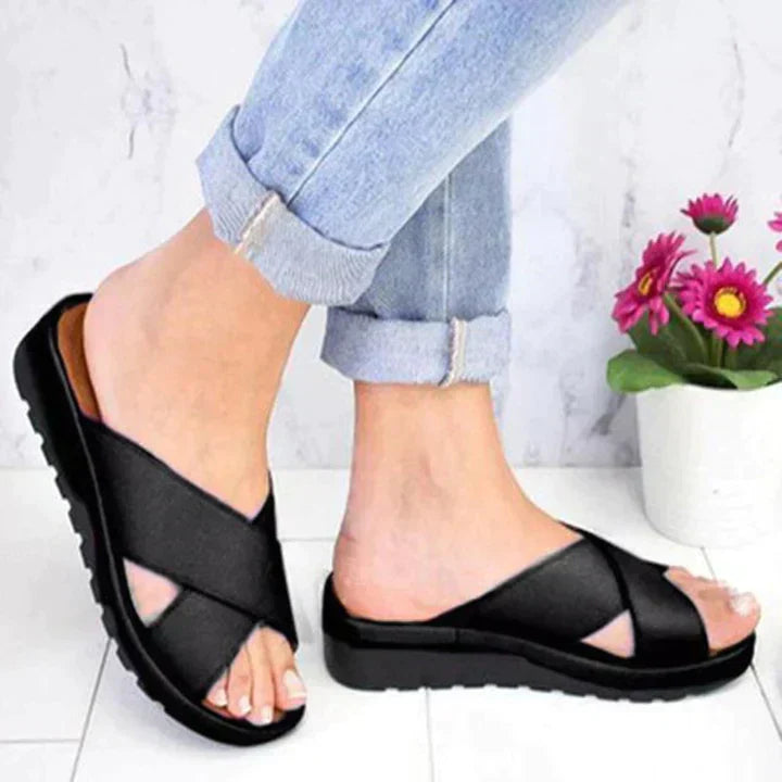 Paula | sandals with crossed straps and comfortable design