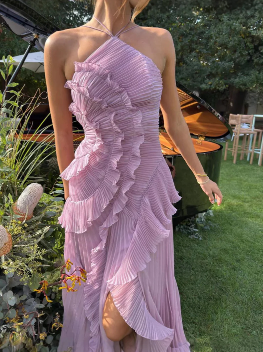 Emilia | Elegantes Neckholderkleid mit Volants und Plisseefalten