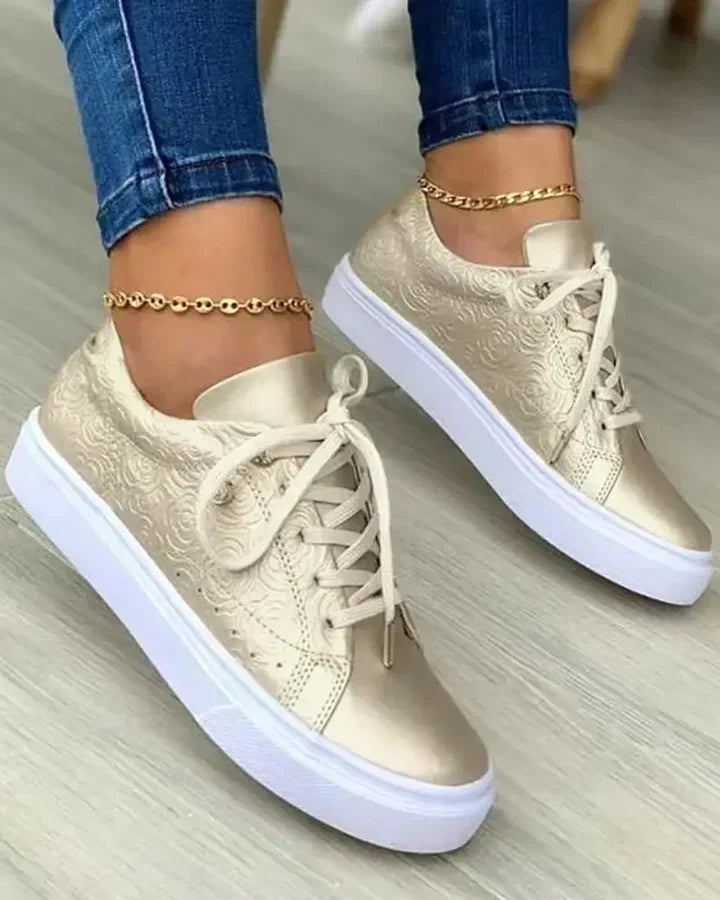 Selira | zapatillas con detalles dorados y cordones blancos
