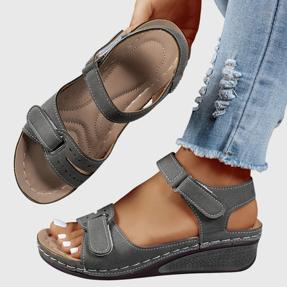 Almudena | Orthopädische Sandalen mit doppeltem Riemen und niedrigem Keilabsatz  