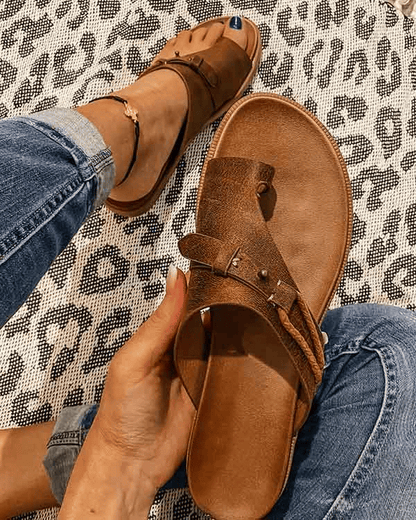 Noa| Women's flat sandals with toe ring and straps