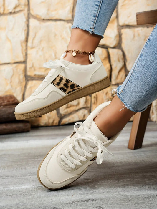 Laura | Buty sportowe z nadrukiem w panterkę i sznurowadłami