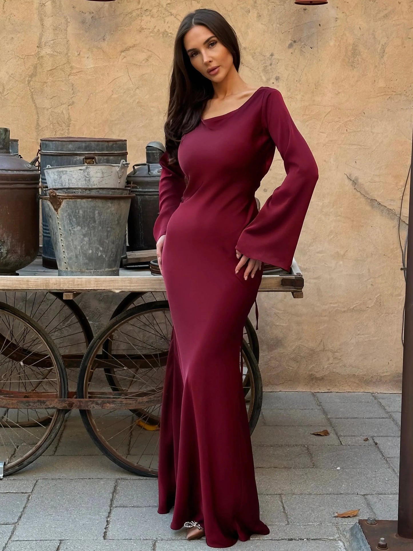 Aitana | Fließendes Maxikleid für Damen mit langen Ärmeln  