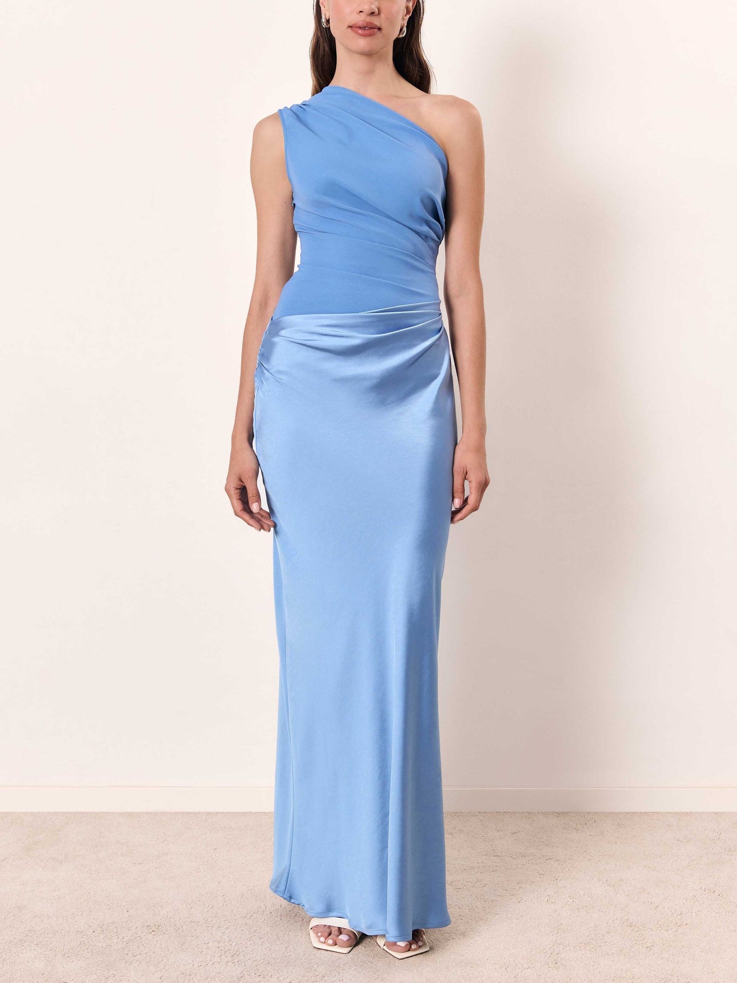 Socorro | Elegancka maxi sukienka na jedno ramię z plisowanym dekoltem
