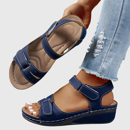 Almudena | Orthopädische Sandalen mit doppeltem Riemen und niedrigem Keilabsatz  