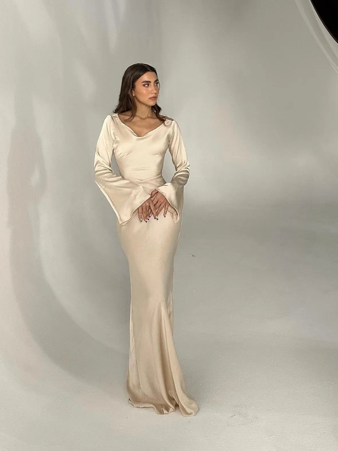 Aitana | Fließendes Maxikleid für Damen mit langen Ärmeln  