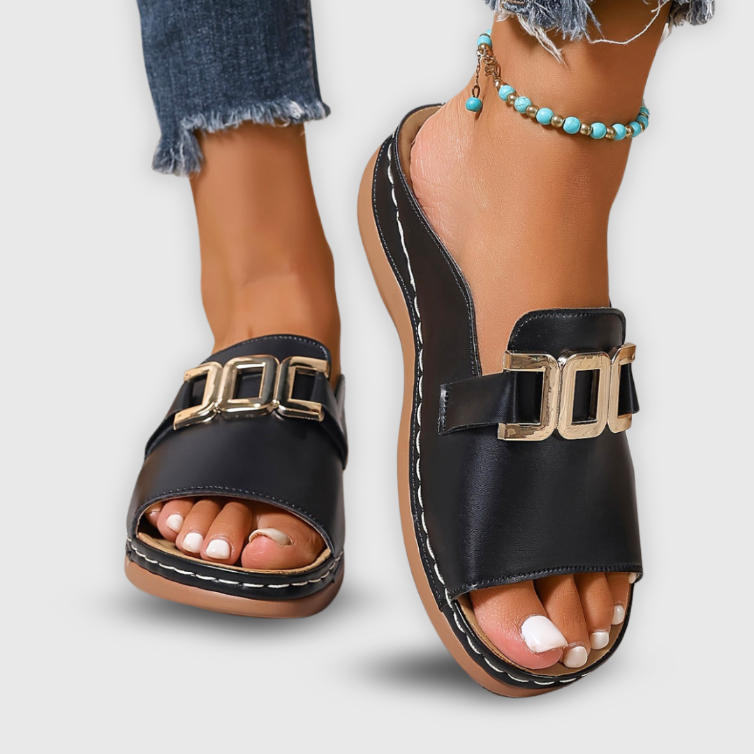 Ángeles | Schnürsenkellose Damensandalen mit Schnallendetail  