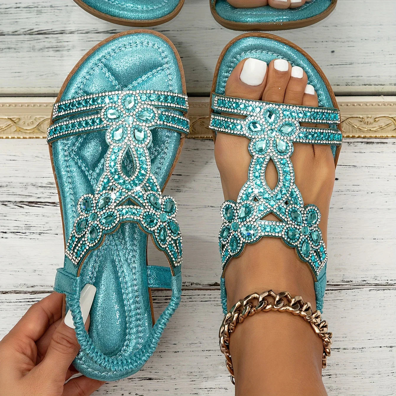 Olivia | Sandalias ortopédicas boho con pedrería y tira trasera