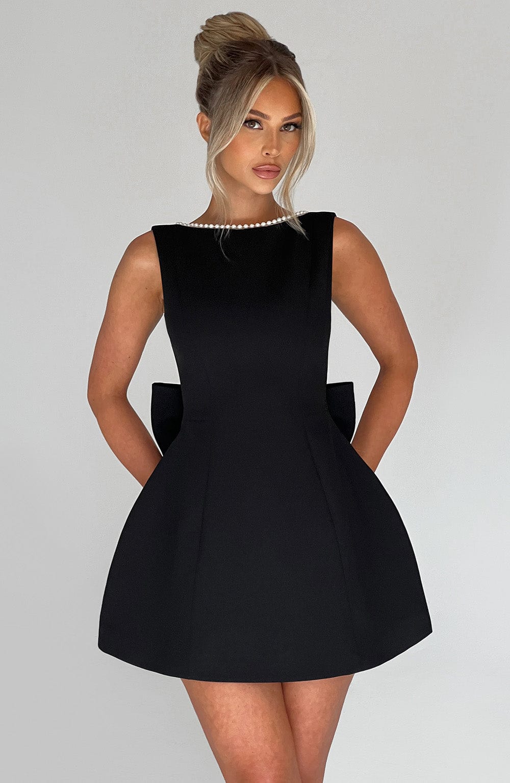 Tania | Mini-Kleid für Damen ohne Ärmel mit Perlen und A-Linie  