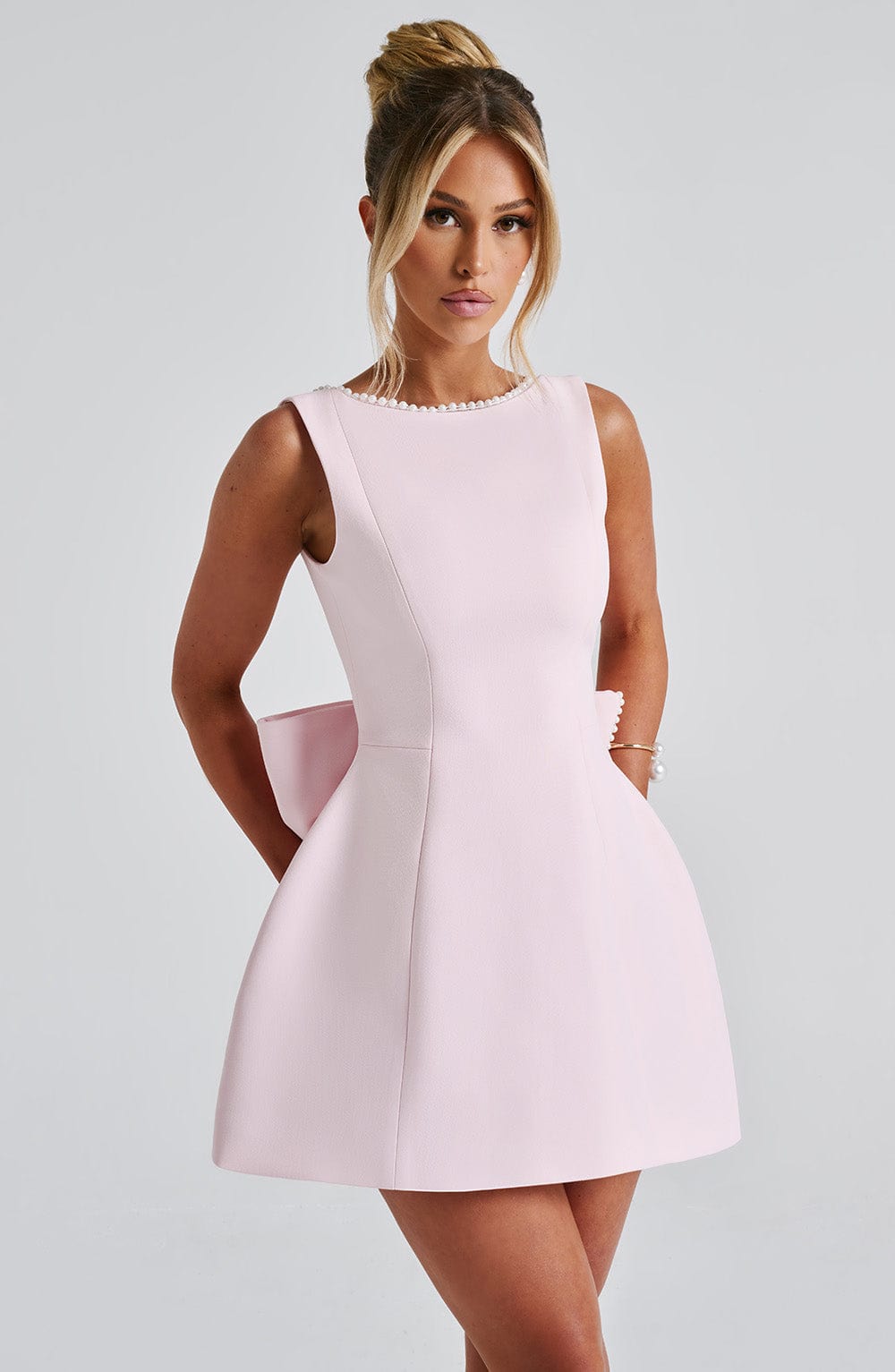 Tania | Mini-Kleid für Damen ohne Ärmel mit Perlen und A-Linie  