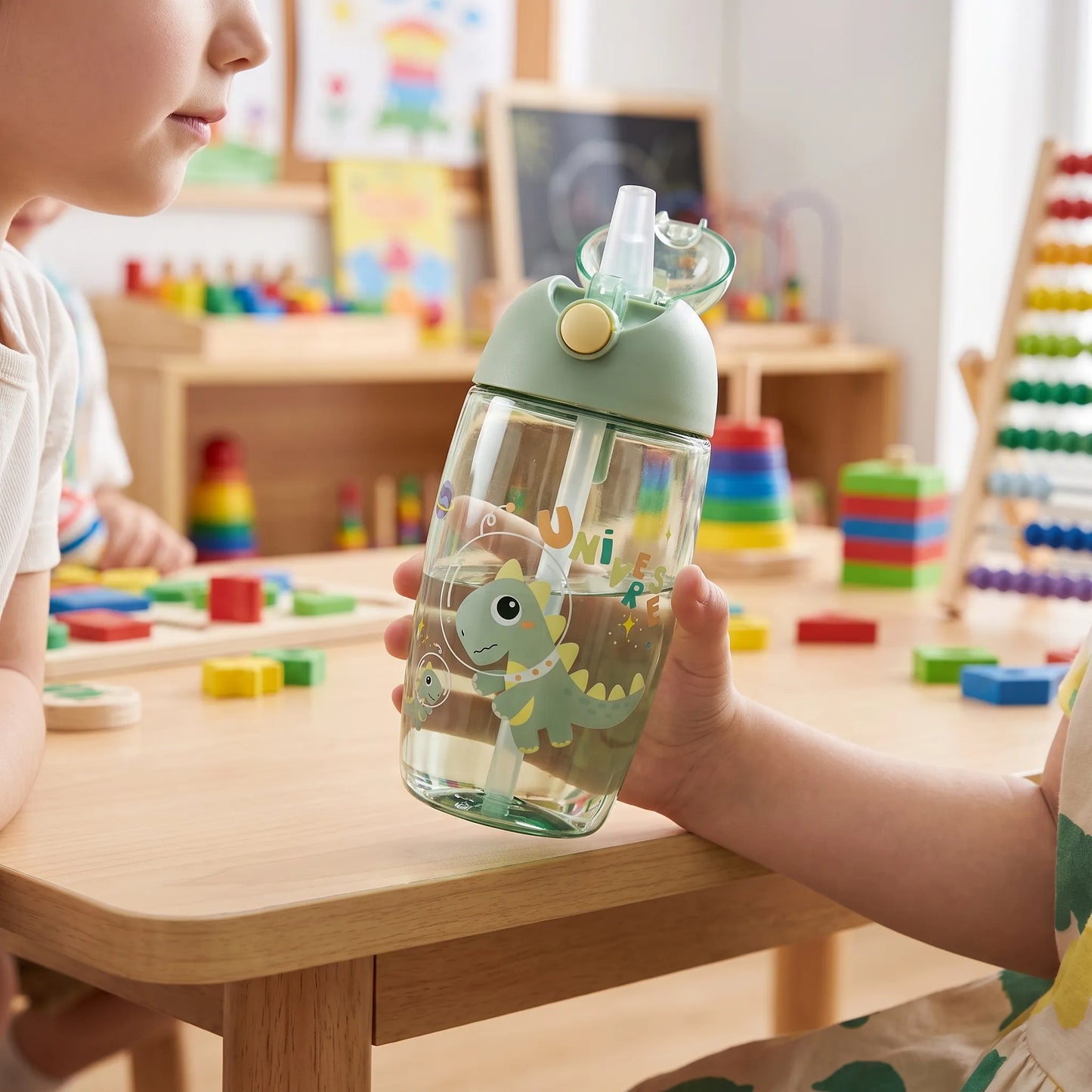 Emi | Botella infantil reutilizable con dinosaurio y pajita