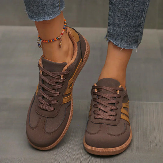 María | Damensneaker mit Schnürsenkeln und flacher brauner Sohle  
