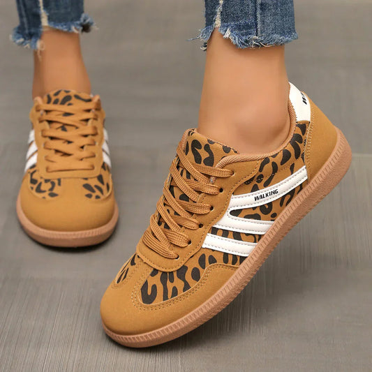 María | Damensneaker mit Schnürsenkeln und flacher brauner Sohle  