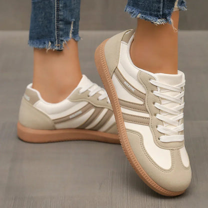 María | Damensneaker mit Schnürsenkeln und flacher brauner Sohle  