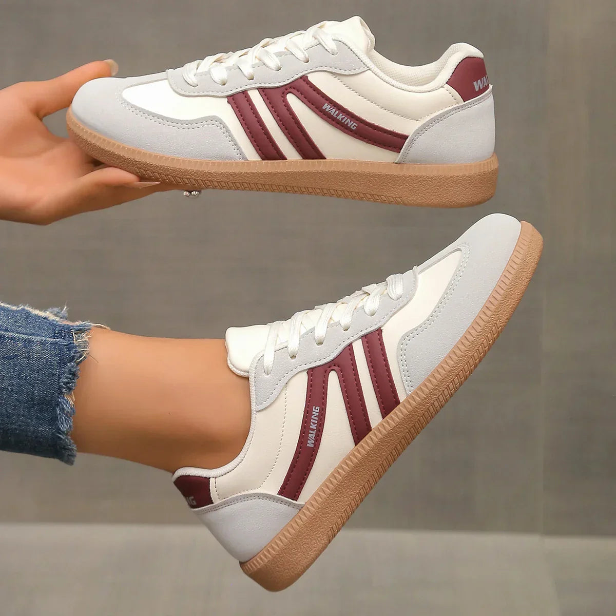 María | Damensneaker mit Schnürsenkeln und flacher brauner Sohle  