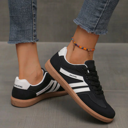 María | Damensneaker mit Schnürsenkeln und flacher brauner Sohle  