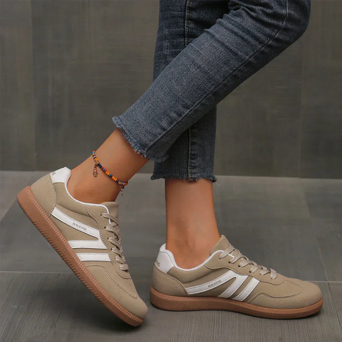 María | Damensneaker mit Schnürsenkeln und flacher brauner Sohle  