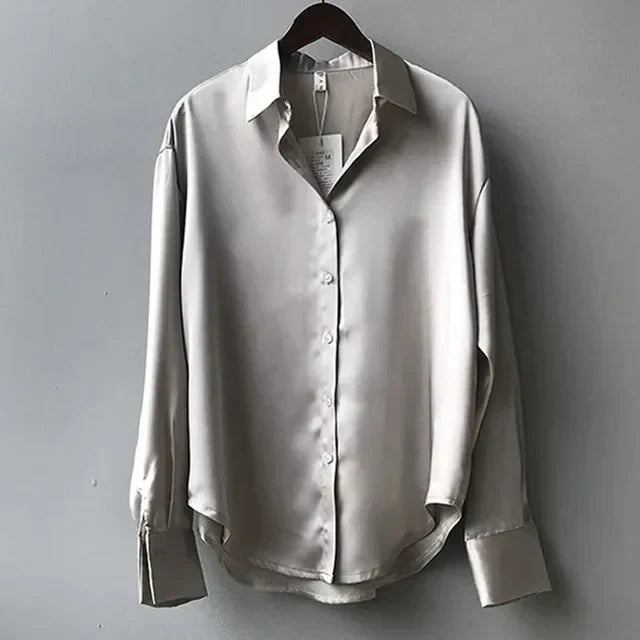 Adelaida | Damska bluzka z guzikami i satynowym wykończeniem
