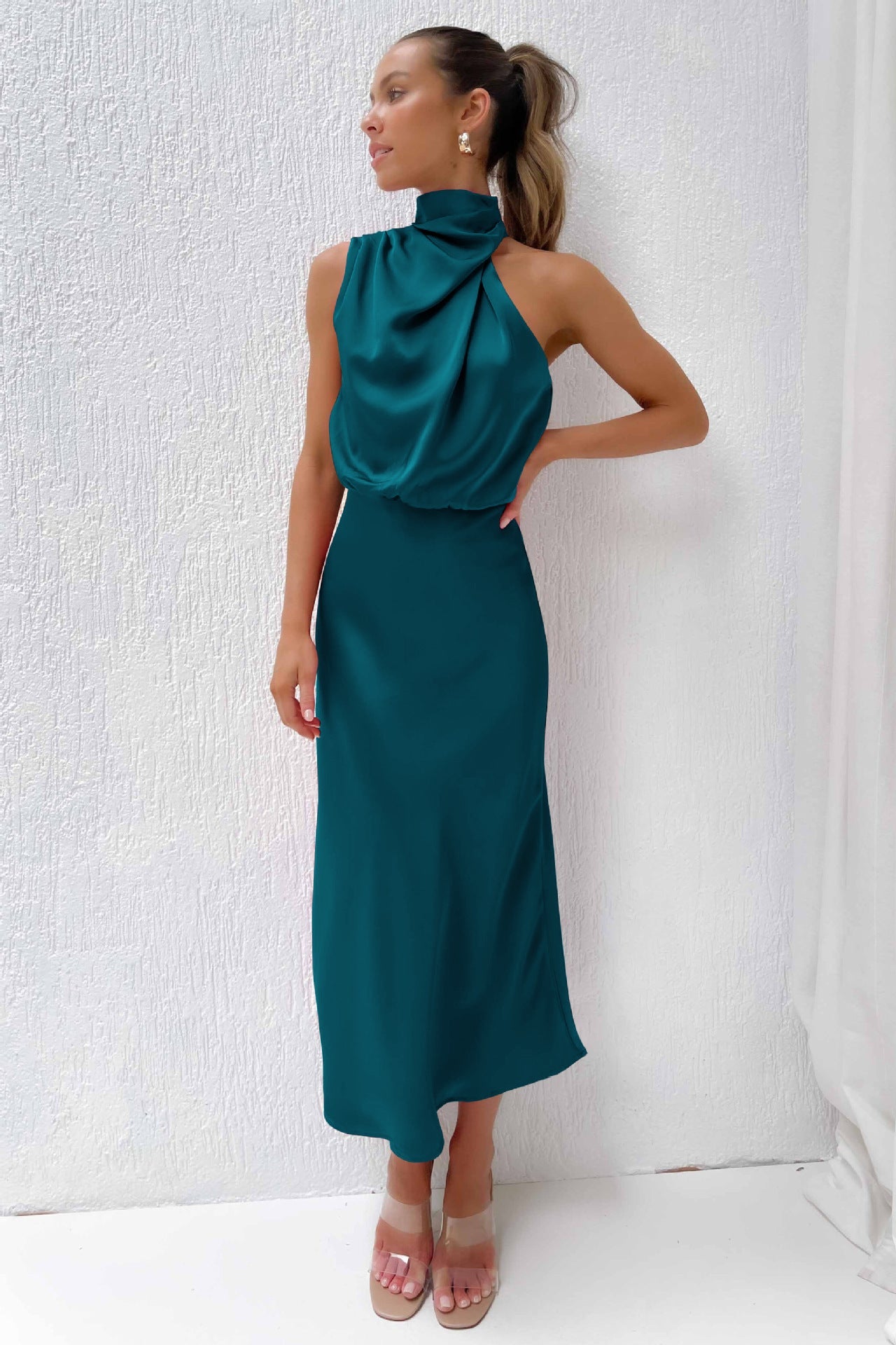 Laura | Vestido de noche de mujer chic con cuello halter y corte fluido