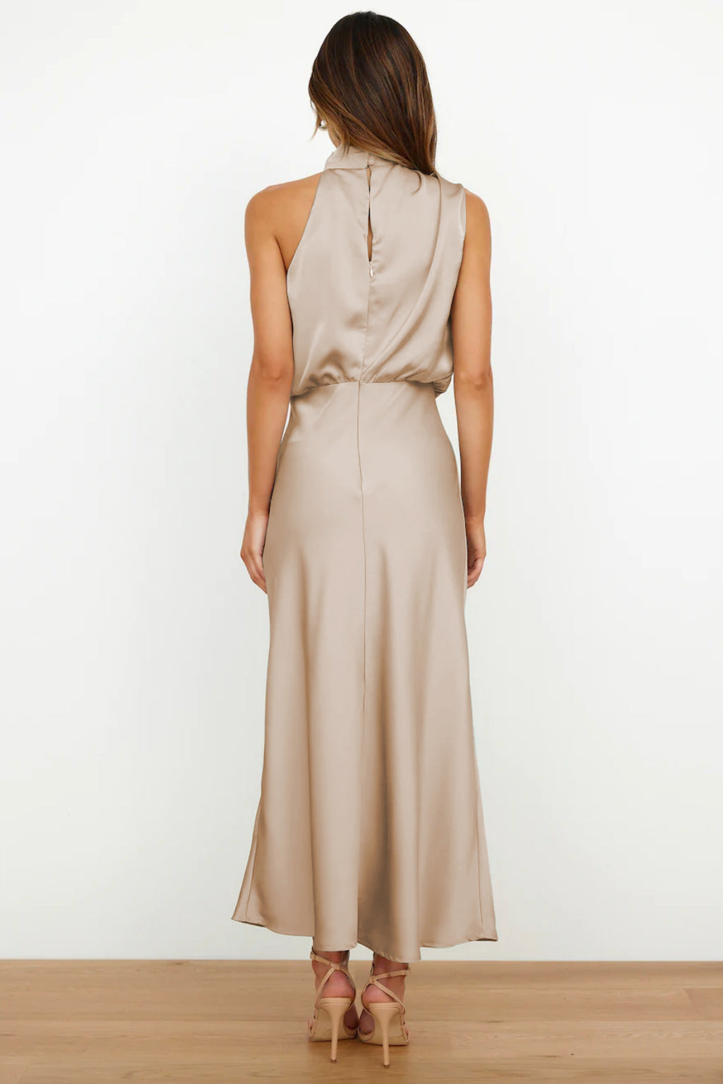 Laura | Vestido de noche de mujer chic con cuello halter y corte fluido
