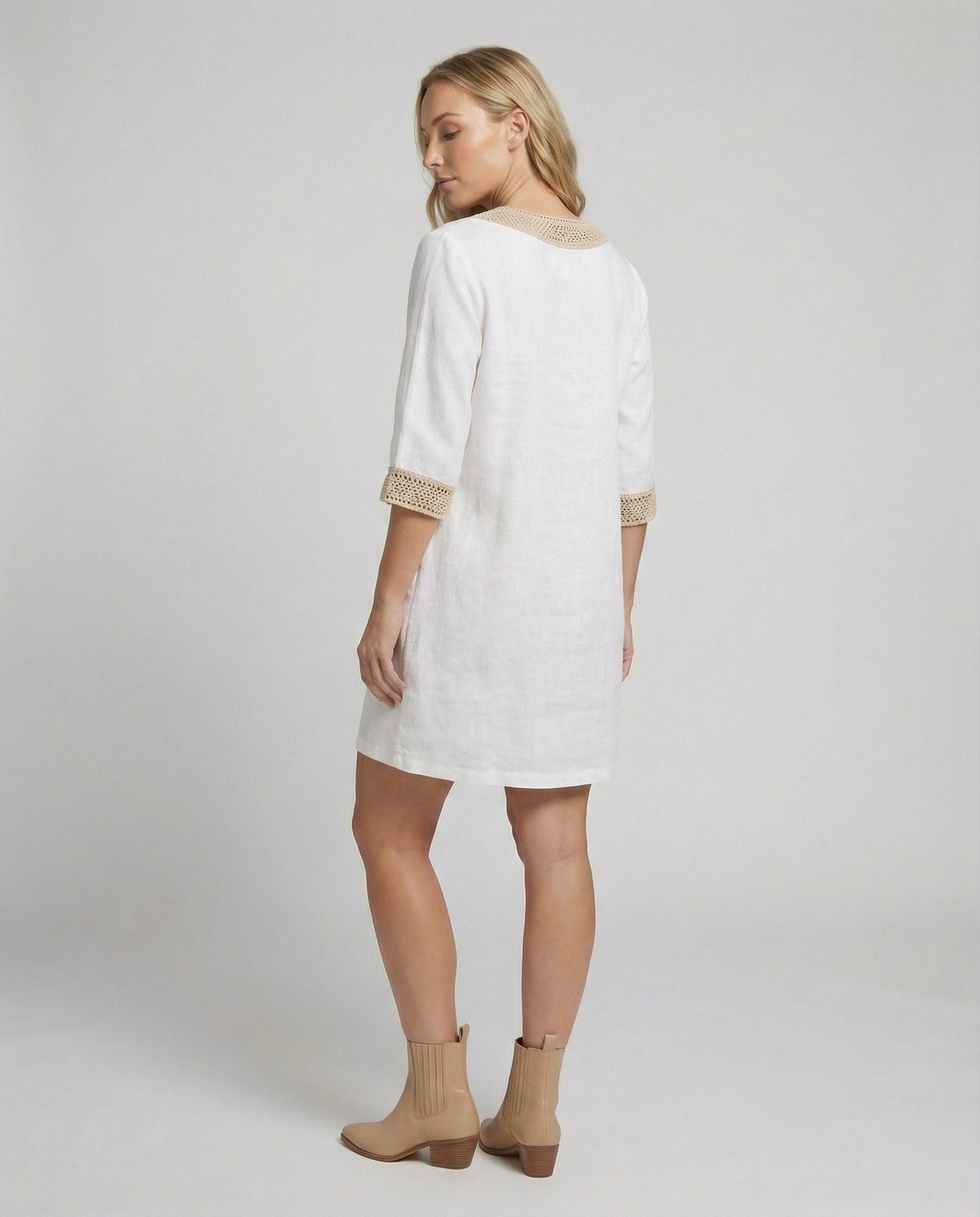 Mercedes | Elegantes Kleid mit V-Ausschnitt und Spitzenbesatz  