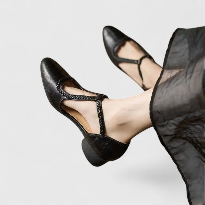 Delia | Elegant flat sandals with T-strap and closed design