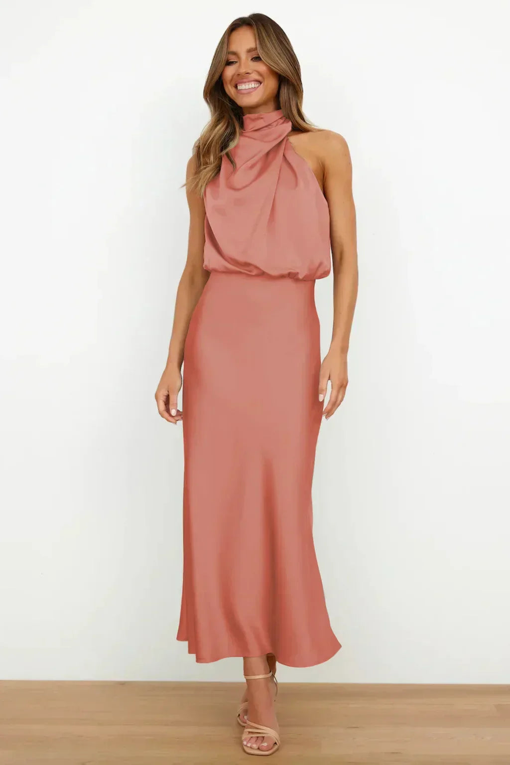 Laura | Vestido de noche de mujer chic con cuello halter y corte fluido