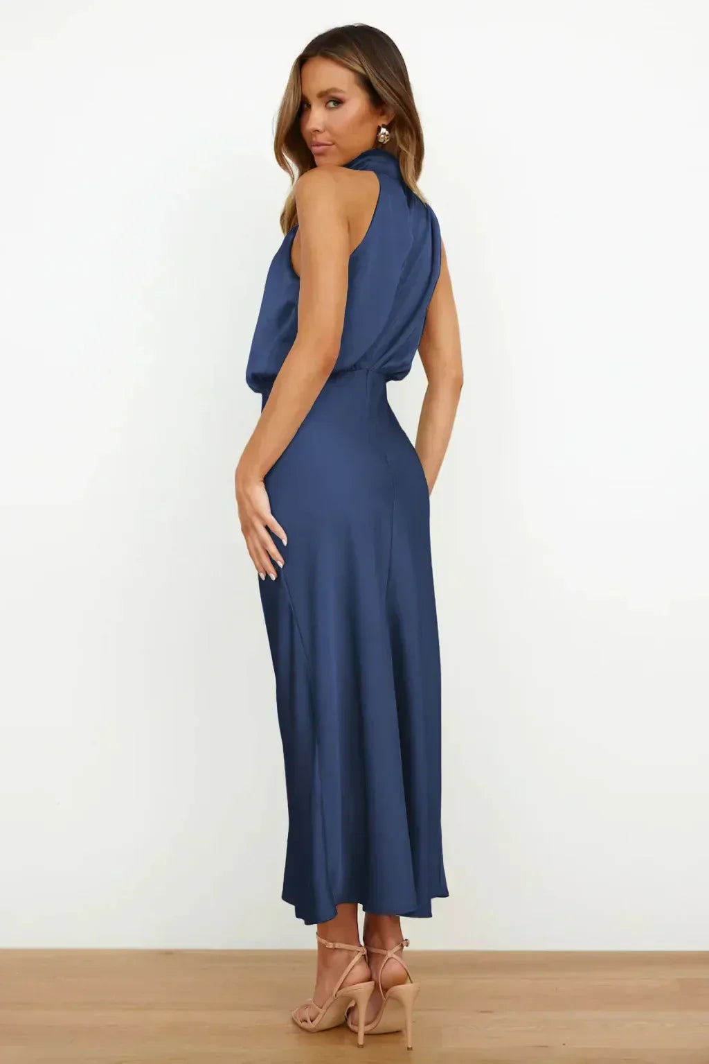 Laura | Vestido de noche de mujer chic con cuello halter y corte fluido