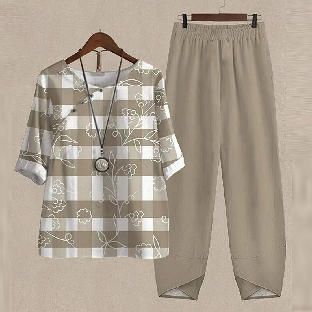 Elanira | Women's Casual Outfit with Loose Blouse and Tight Pants | Soft