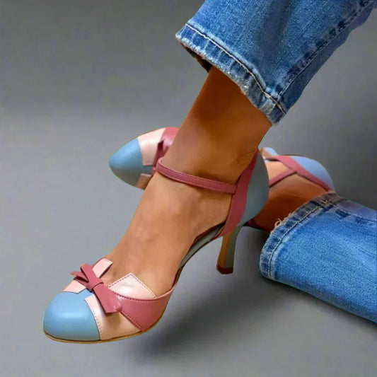 Althea | Damen-Pumps mit Knöchelriemen und Schleifendetail  