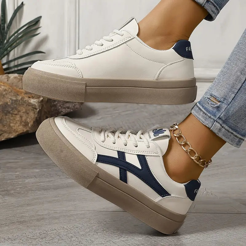 Claudia | Orthopädische Sneaker mit Schnürsenkeln und dicker Sohle