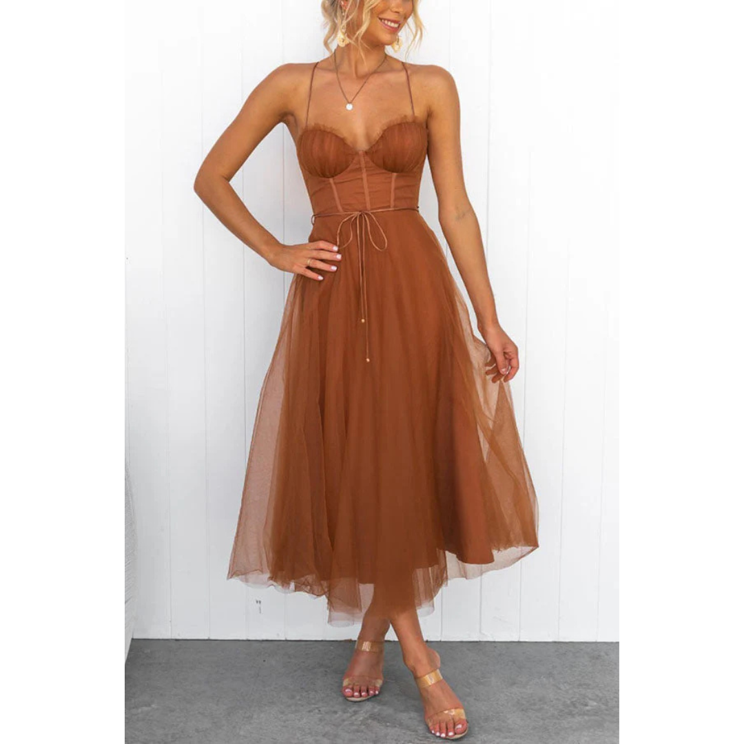 Quelina | Robe longue moderne pour femme à fines bretelles | Stylisée