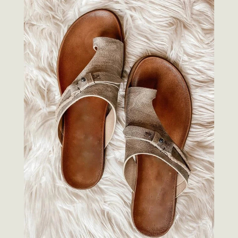 Noa| Women's flat sandals with toe ring and straps
