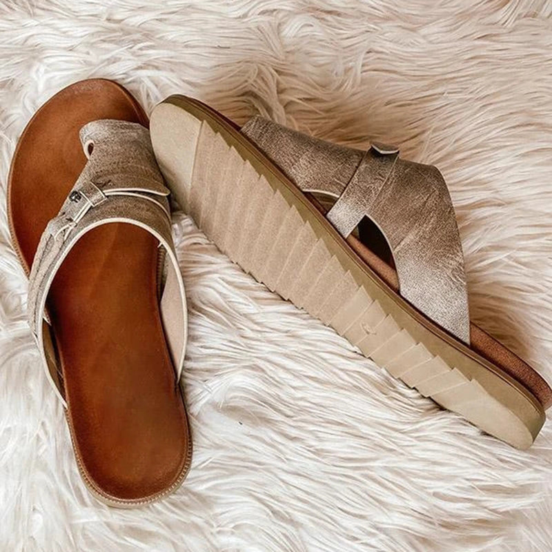 Noa| Women's flat sandals with toe ring and straps