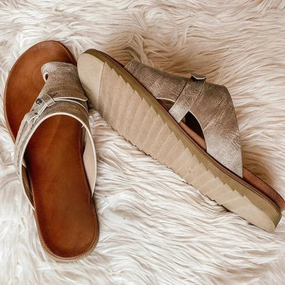 Noa| Women's flat sandals with toe ring and straps