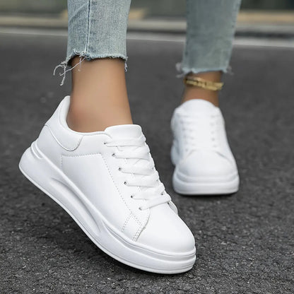 Dorelia | urbane Sneaker für Damen mit klarem Design und Schnürsenkeln