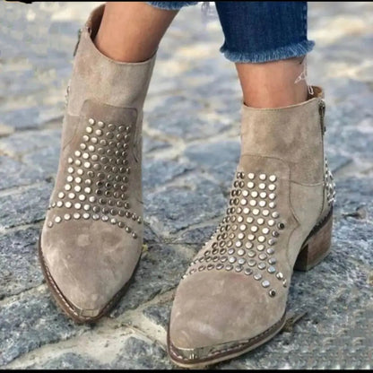 Bernardita | Stiefeletten mit Nieten und seitlichem breitem Absatz  
