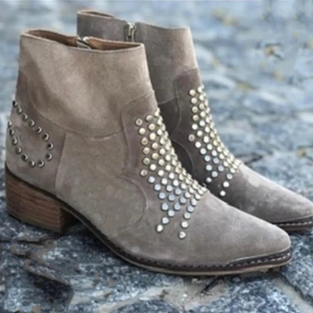 Bernardita | Stiefeletten mit Nieten und seitlichem breitem Absatz  