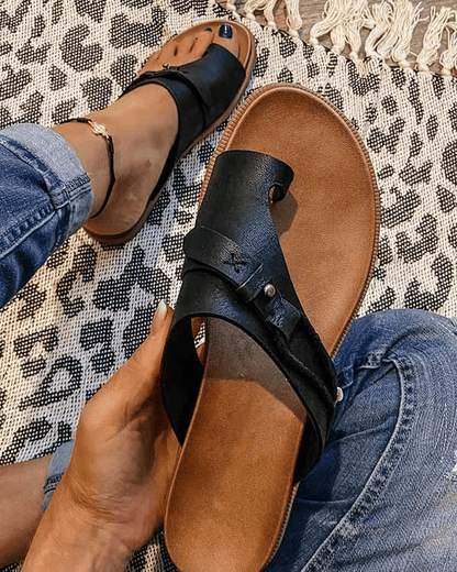 Noa| Women's flat sandals with toe ring and straps