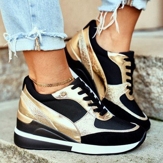 Kenia | Plateausneaker mit glänzendem Design und Schnürsenkeln  