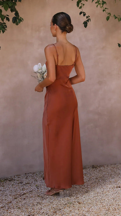 Faresia | Robe longue en satin à fines bretelles pour femme