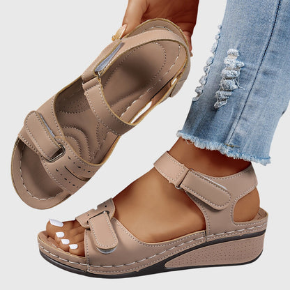 Almudena | Orthopädische Sandalen mit doppeltem Riemen und niedrigem Keilabsatz  
