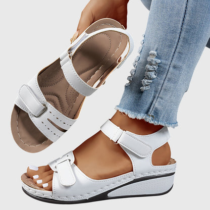 Almudena | Orthopädische Sandalen mit doppeltem Riemen und niedrigem Keilabsatz  