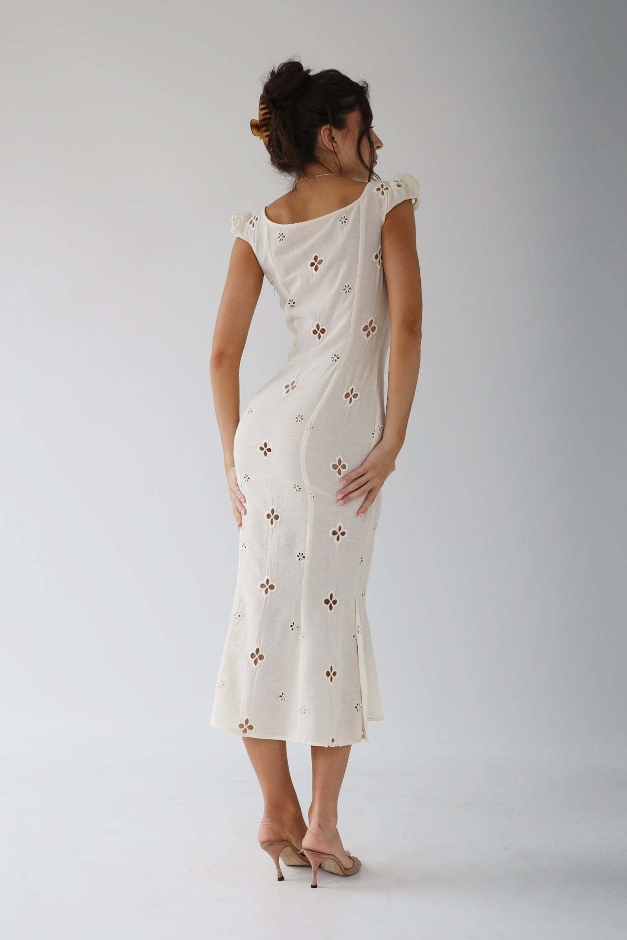 Aurelia | Robe midi de mariage avec broderie et fines bretelles pour femme