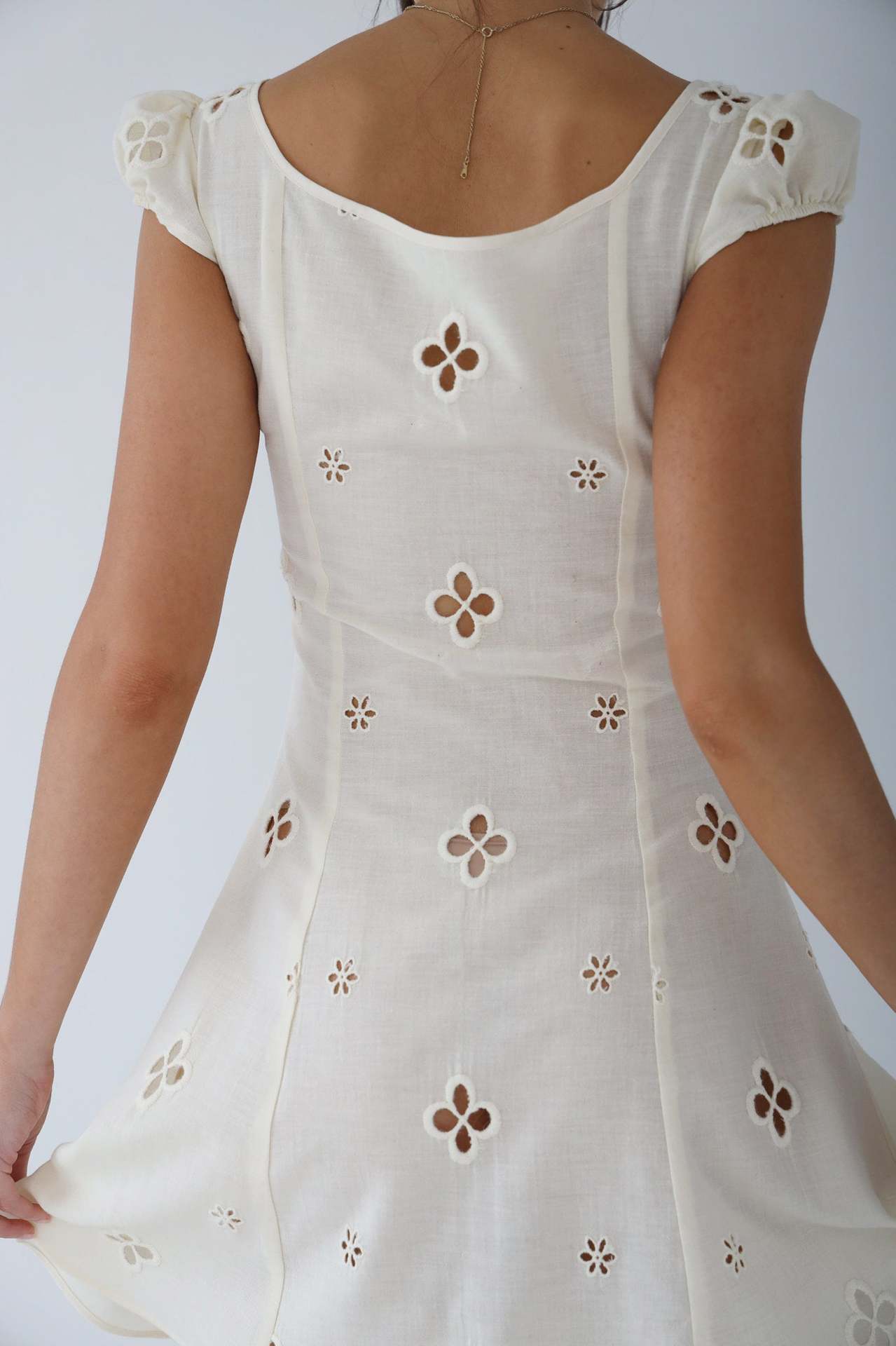 Aurelia | Robe midi de mariage avec broderie et fines bretelles pour femme