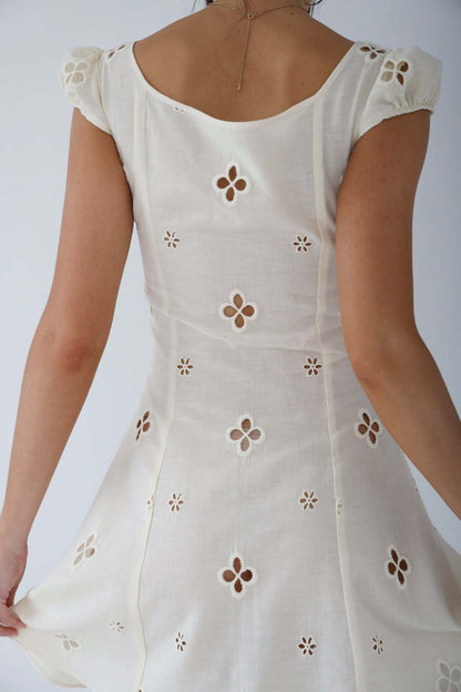 Aurelia | Robe midi de mariage avec broderie et fines bretelles pour femme