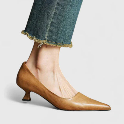Isidora | Orthopädische Pumps mit spitzer Spitze und niedrigem Absatz  