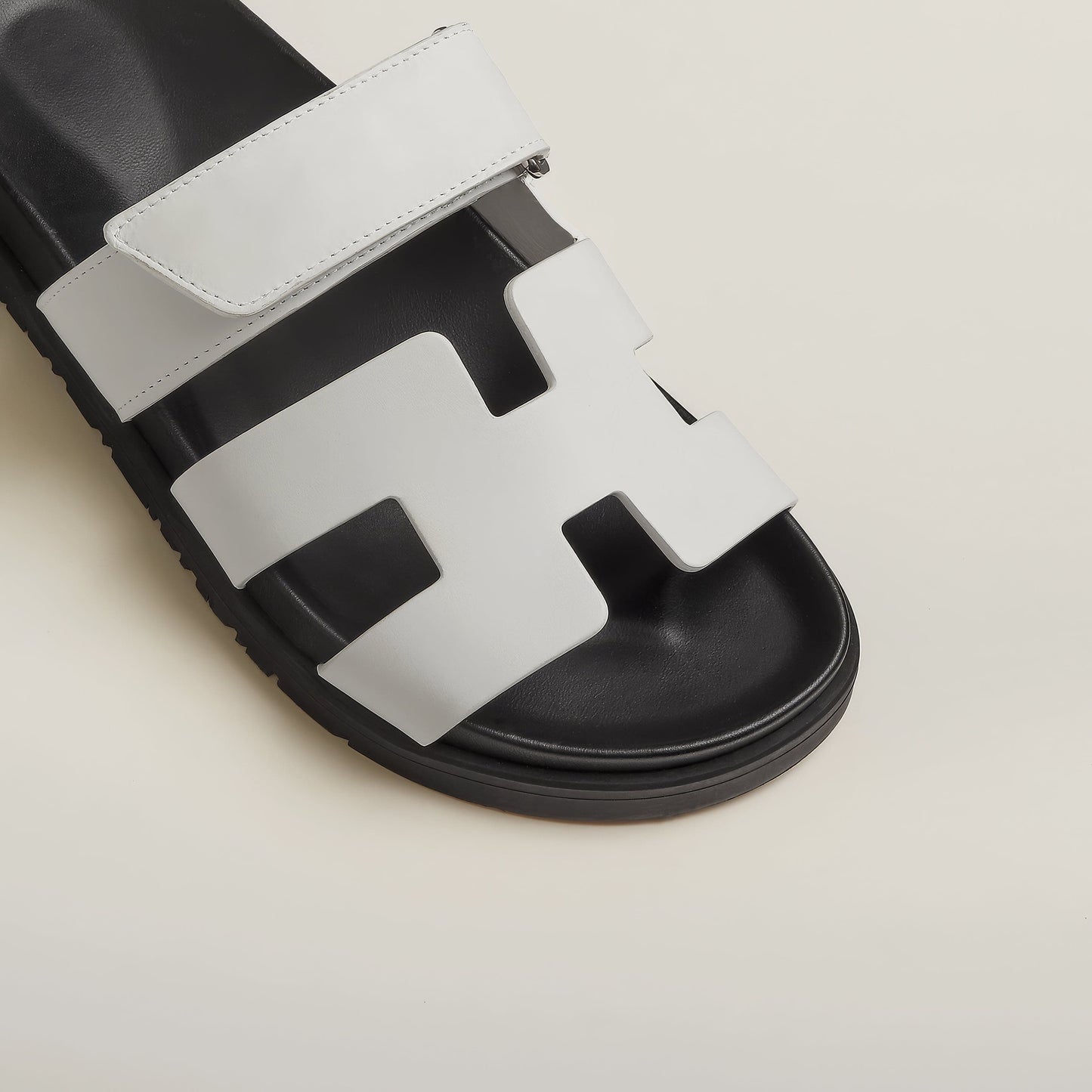 Martín | Sandalen mit verstellbarem Verschluss und breiten offenen Riemen