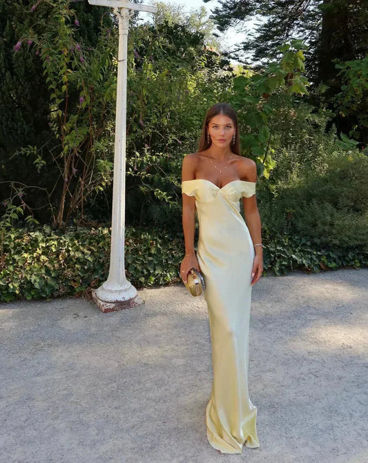 Rosario | Long dress with off-shoulder design and satin finish