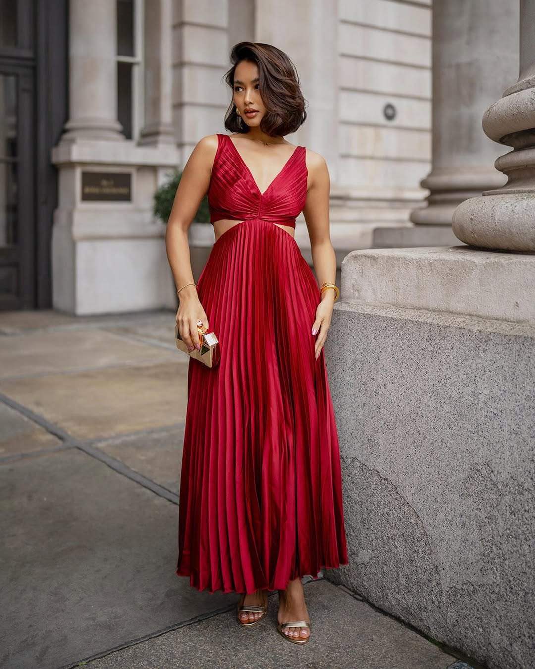 Bibiana | Robe midi plissée pour femme avec décolleté en V et taille découpée